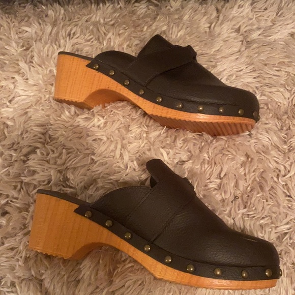 MIA brown daisy clogs with studs size 7 - Picture 6 of 15